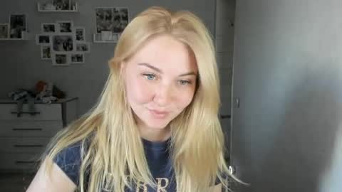 Snapshot of helen_angel_girl chatting on June 21, 2026, 3:14 pm Helen sven online show from June 21, 2026, 3:14 pm
