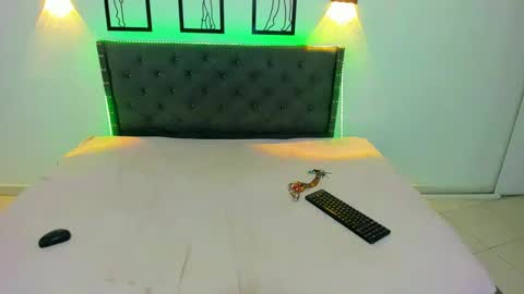 Snapshot of helen_curly chatting on September 19, 2025, 2:29 pm helen_curly online show from September 19, 2025, 2:29 pm