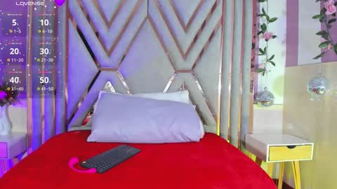 helenn online show from November 5, 2025, 1:44 pm