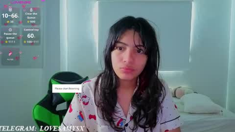 Helia Transfem and Amy online show from April 17, 2026, 6:33 pm