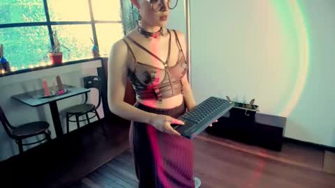 Heliconia online show from October 7, 2025, 10:40 pm