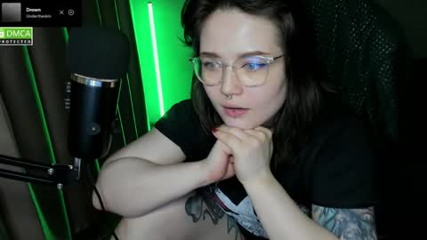 Snapshot of hell_hotline chatting on May 7, 2026, 7:30 pm Red online show from May 7, 2026, 7:30 pm