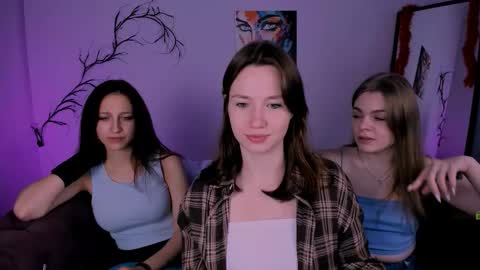 Helli online show from November 22, 2025, 8:19 pm