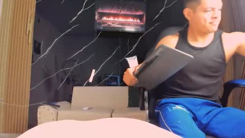 henrydouglas online show from April 21, 2026, 5:03 am