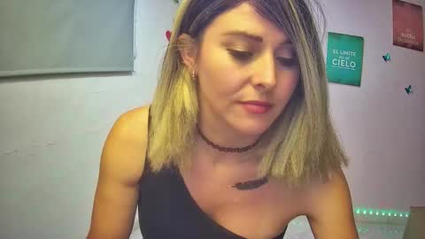 Hestesiaxx online show from November 18, 2025, 1:44 am