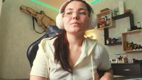 Snapshot of hettiehockenbrock chatting on May 25, 2026, 9:48 am Bella online show from May 25, 2026, 9:48 am