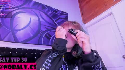 Snapshot of hey_noraly chatting on May 7, 2026, 8:42 am Noraly online show from May 7, 2026, 8:42 am