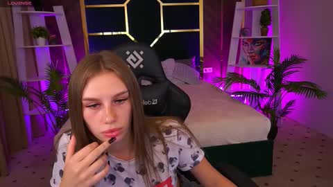 Snapshot of heyemilly chatting on October 22, 2025, 8:08 pm heyemilly online show from October 22, 2025, 8:08 pm
