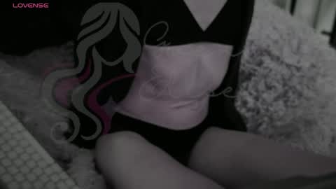 Gwen Elise online show from December 14, 2025, 3:28 pm