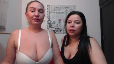 Snapshot of hidden_tinna chatting on August 6, 2026, 10:39 am Tinna online show from August 6, 2026, 10:39 am