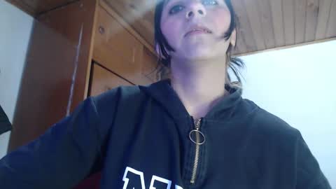 hilaril18 online show from September 11, 2025, 11:43 am