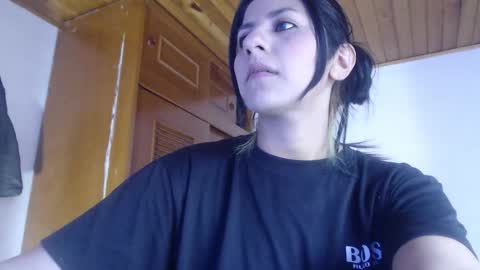 hilaril18 online show from September 16, 2025, 6:31 pm