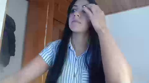 hilaril18 online show from September 24, 2025, 8:45 pm