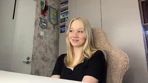 Snapshot of hilarianimocks chatting on July 25, 2026, 7:28 am Emma online show from July 25, 2026, 7:28 am