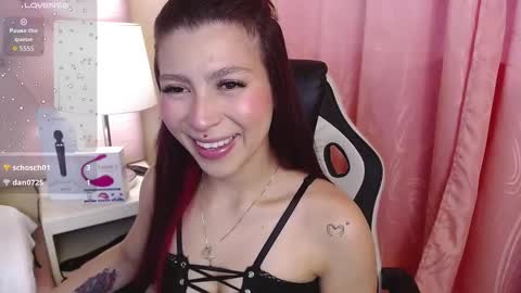 Snapshot of hillary_thomson chatting on December 4, 2025, 3:21 pm Hillary Thomson online show from December 4, 2025, 3:21 pm