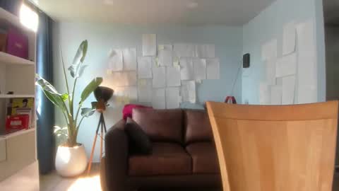 Hinnata online show from November 30, 2025, 6:12 pm