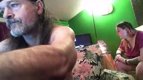 hippiedad333 online show from April 17, 2026, 9:56 am