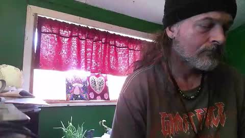 Snapshot of hippiedad333 chatting on April 24, 2026, 8:55 pm hippiedad333 online show from April 24, 2026, 8:55 pm