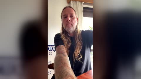 Snapshot of hippybiker chatting on May 9, 2026, 9:03 am hippybiker online show from May 9, 2026, 9:03 am