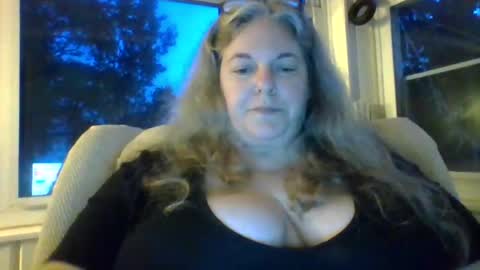 Snapshot of hippysnewhere chatting on June 18, 2026, 9:14 am hippysnewhere online show from June 18, 2026, 9:14 am