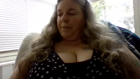 Snapshot of hippysnewhere chatting on June 27, 2026, 5:18 pm hippysnewhere online show from June 27, 2026, 5:18 pm