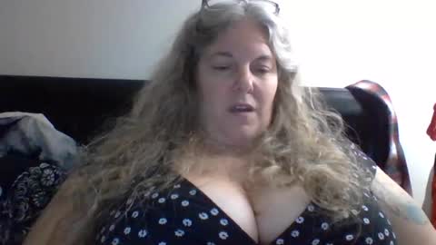 Snapshot of hippysnewhere chatting on July 12, 2026, 5:31 am hippysnewhere online show from July 12, 2026, 5:31 am