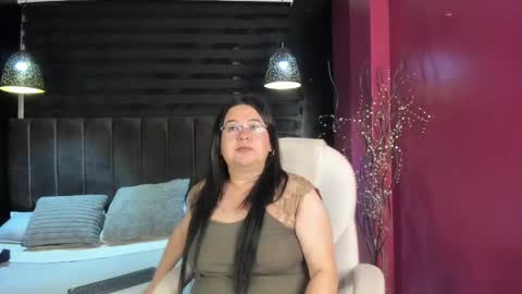 Snapshot of hirenne_ chatting on October 18, 2025, 7:20 am Hirenne online show from October 18, 2025, 7:20 am