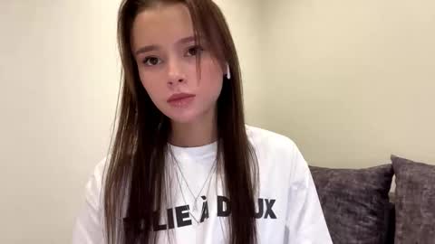 Snapshot of hoaarisa chatting on November 11, 2025, 10:15 am Sofia online show from November 11, 2025, 10:15 am