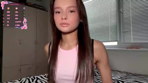 Snapshot of hoaarisa chatting on November 27, 2025, 12:29 pm Sofia online show from November 27, 2025, 12:29 pm