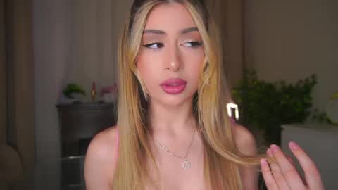 Snapshot of holayoula chatting on April 22, 2026, 8:06 am Moni Monica online show from April 22, 2026, 8:06 am