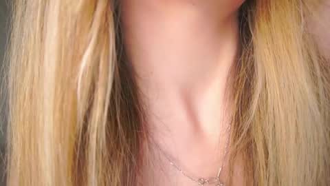 Snapshot of holayoula chatting on May 5, 2026, 8:00 am Moni Monica online show from May 5, 2026, 8:00 am