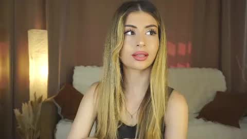 Snapshot of holayoula chatting on July 17, 2026, 8:10 am Moni Monica online show from July 17, 2026, 8:10 am