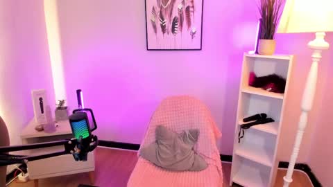 Hollie online show from April 22, 2026, 12:07 pm