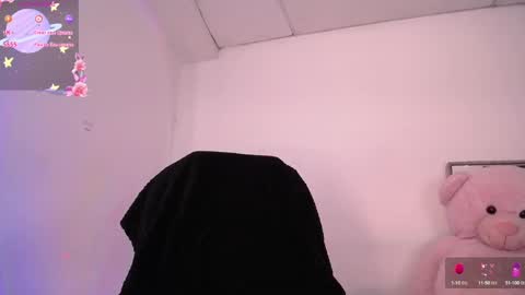 holly_16 online show from September 17, 2025, 6:42 pm