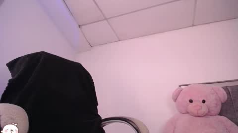 holly_16 online show from November 6, 2025, 8:54 pm