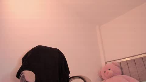 holly_16 online show from April 25, 2026, 9:56 pm