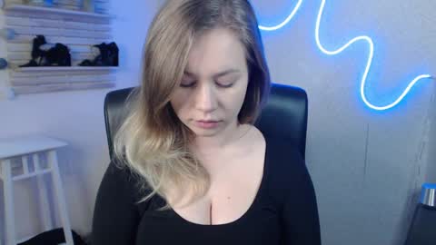 Holly online show from March 11, 2025, 12:44 am