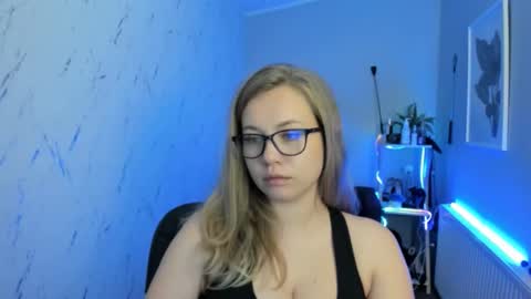 Holly online show from September 22, 2025, 5:15 pm