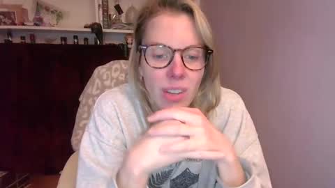 holly_bourbon online show from November 21, 2025, 2:43 am