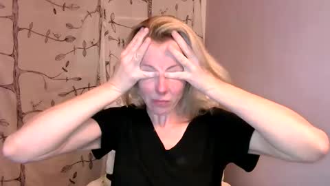 holly_bourbon online show from June 10, 2026, 2:23 am