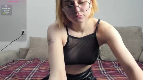 Snapshot of holly_pollyy chatting on January 9, 2025, 5:02 am Polly online show from January 9, 2025, 5:02 am