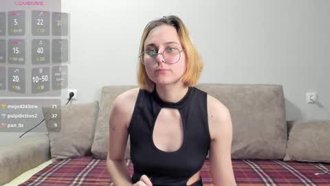 Snapshot of holly_pollyy chatting on January 15, 2025, 11:43 am Polly online show from January 15, 2025, 11:43 am