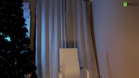 hollyextra online show from December 19, 2024, 8:55 pm