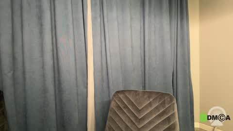 hollyextra online show from October 24, 2025, 3:41 pm