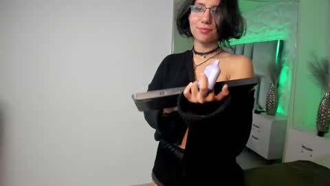 hollypeach_ online show from November 13, 2025, 8:52 pm