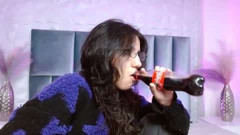 hollypeach_ online show from May 10, 2026, 6:24 pm