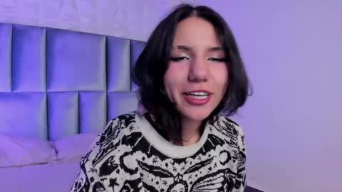 hollypeach_ online show from May 14, 2026, 8:04 pm