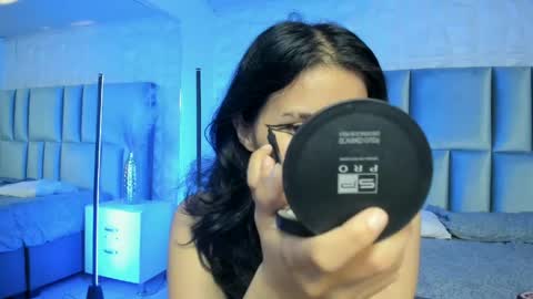 hollypeach_ online show from May 27, 2026, 7:55 pm