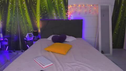 HollyTaillor online show from October 16, 2025, 5:30 am