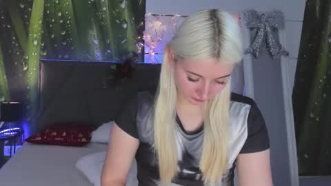 HollyTaillor online show from December 22, 2025, 6:32 am